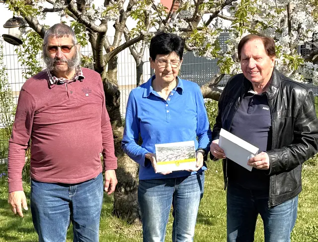 Margit und Josef Trimmel aus Wiesen feierten kürzlich das Fest der Goldenen Hochzeit. Bürgermeister Matthias Weghofer gratuliert. | Foto: Marktgemeinde Wiesen