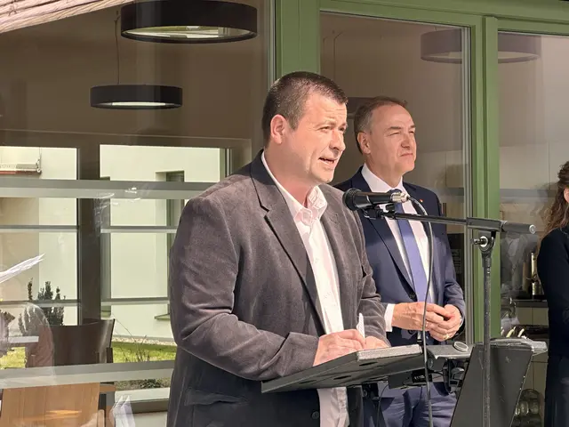 Bürgermeister Marc Hoppel verweist darauf, dass hier verschiedenste Pflegeangebote ineinander greifen.   | Foto: Lisa Stöckl