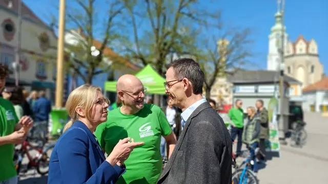 Leonore Gewessler, Johannes Benda und Bürgermeister Peter Teix. | Foto: soko.at