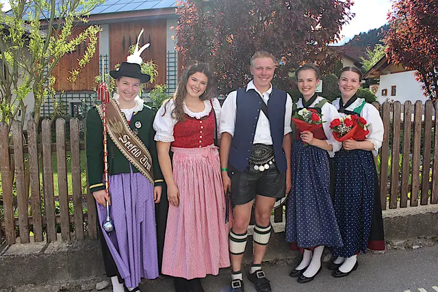 Anna, Laura, Florian, Jasmin und Laura von der Bezirksjungbauernkapelle