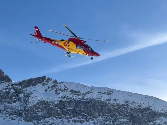 Rettungskräfte brachten den verletzten Kletterer nach dem Absturz in die Uni-Klinik nach Innsbruck. | Foto: zoom.tirol