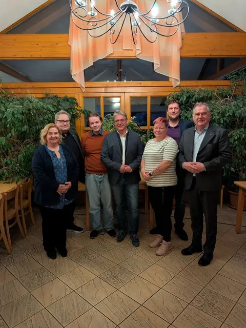 Vorstand Zukunft Sollenau von links nach rechts: Ruth Kauer-Wurglits, Hans-Michael Putz, Georg Pöltl, Heinrich Steiner, Gabriele Horvath, Stefan Danzinger, Abg. zum NÖ-Landtag DI Franz Dinhobl (ÖVP) | Foto: Zukunft Sollenau