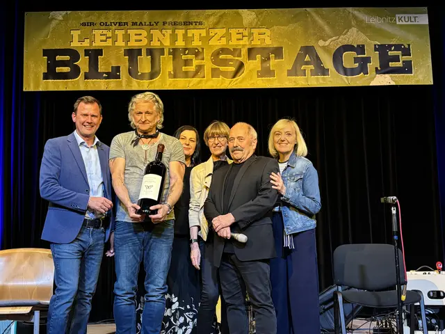 Doppelter Grund zum Feiern: Bürgermeister Daniel Kos (l.) und LeibnitzKult-Vorstandsmitglieder gratulierten "Sir" Oliver Mally zum 60. Geburtstag und zum 15. Leibnitzer Bluesfestival. | Foto: MeinBezirk/Waltraud Fischer