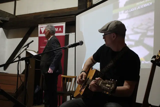 Zusammen mit der musikalischen Begleitung von Max Prenner (rechts) präsentiert Brettl sein neuestes Buch "Das Lager Lackenbach".
