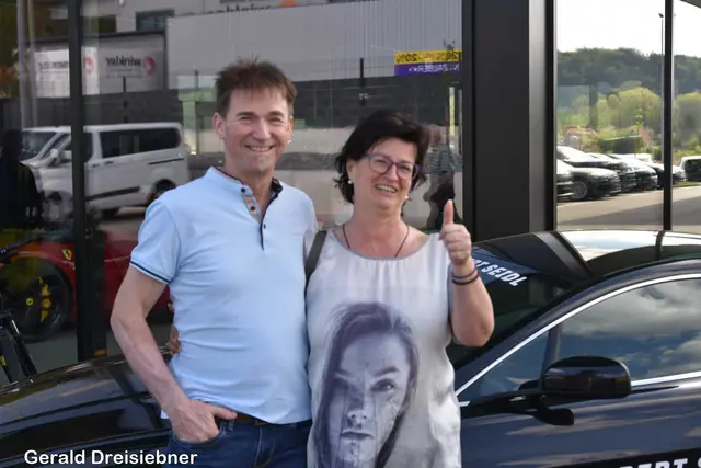 Viele Besucher kamen zur Eröffnung von Autohaus Herbert Seidl nach Hofstätten.  | Foto: Gerald Dreisiebner