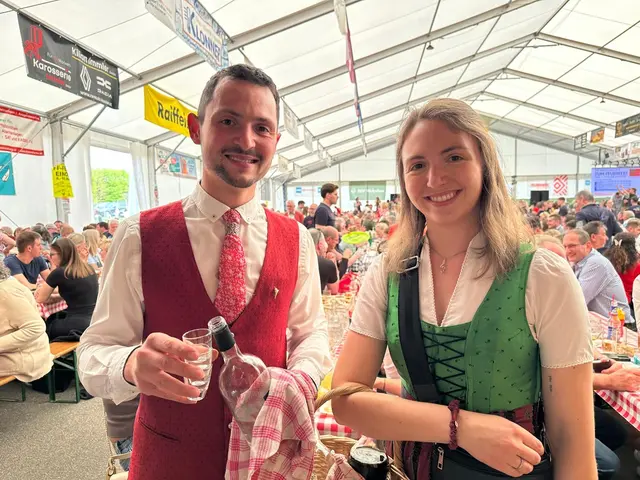 Der Musikverein Ober-Grafendorf schenkte beim Frühschoppen auch Schnaps aus. | Foto: Jana Zuser