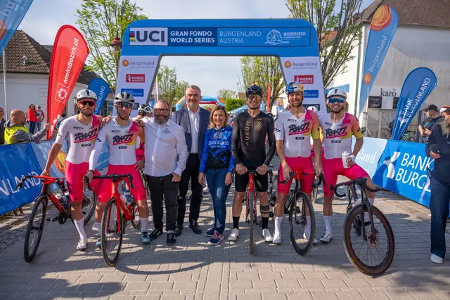 (v.l.) Johnny Hoogerland, Martin Koch, Hannes Hessenberger, Sportlandesrat Heinrich Dorner, Bürgermeisterin Bettina Zentgraf, Ivan Basso, Benjamin Karl, und Rene Haselbacher.  | Foto: Christian Krutis/MeinBezirk