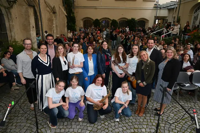 Schüler des BG/BRG Frauengasse gemeinsam mit GR Petra Haslinger, Schuldirektorin Sonja Happenhofer, Elternverein Obfrau Kristina Weis, Doris Freynschlag, Albin Anton Schuller, Niki Koch, Petra Pich-Steinmair, Magdalena Pichler und Martin Schedlbauer-Zippusch. | Foto: 2026psb/sap