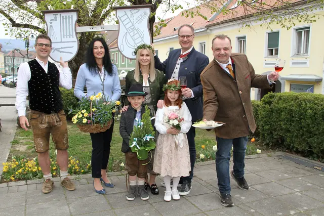 Es klingen die Lieder, der Maibaum kehrt wieder
