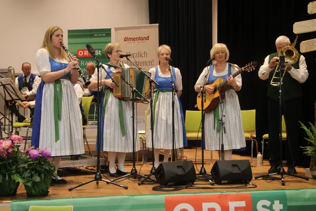 Viel Volksmusik wurde beim ORF Live Frühschoppen präsentert. | Foto: Josef Hofmüller