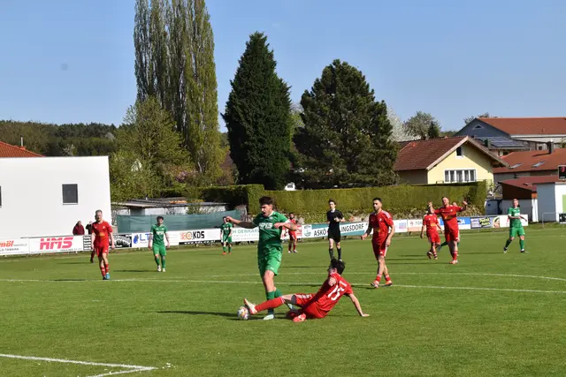Nach dieser Szene gab es Gelb-Rot für den Riedlingsdorfer Marcel Piff wegen einer "Schwalbe". | Foto: MeinBezirk/Michael Strini