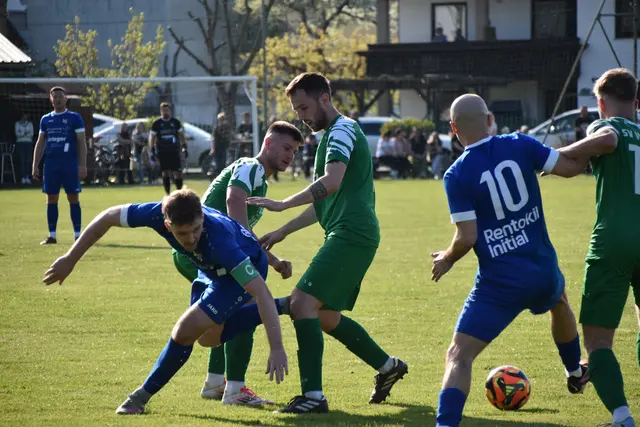 Harte Zweikämpfe - mit und ohne Ball - prägten das Spitzenduell. | Foto: MeinBezirk/Michael Strini