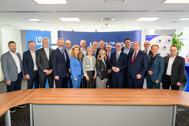 Das Gruppenfoto zeigt neben den Gästen der EIB rund um Vizepräsident Karl Nehammer, den Aufsichtsratsvorsitzenden der Linz AG, Bürgermeister Dietmar Prammer, Linz AG-Generaldirektor Erich Haider, Linz AG-Vorstandsdirektorin Jutta Rinner, Linz AG-Vorstandsdirektor Josef Siligan sowie weitere Vertreter der Linz AG. | Foto: EIB