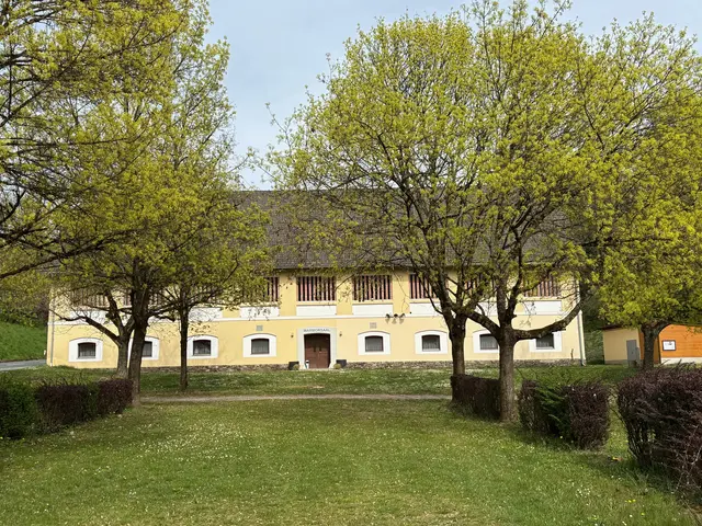 Im "Marmorsaal" im Ortszentrum ist die Pfarrkanzlei beheimatet, hier gibt es ein reges Pfarrleben und der große, gut ausgestattete Saal steht für Veranstaltungen zur Verfügung.. | Foto: MeinBezirk.at/Petra Lammer