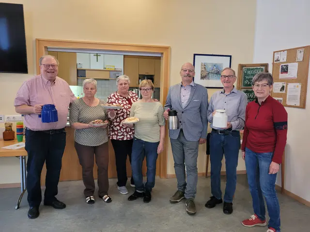 Josef Weiermair (links) freut sich mit seinem Team über den zahlreichen Besuch beim Pfarrfrühstück.