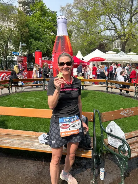 Gudrun Dorner wurde fälschlicherweise eine Marathon-Medaille umgehängt - sie lief "nur" einen Halbmarathon | Foto: Gudrun Dorner