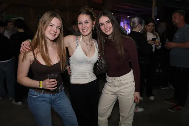 Klara, Nina und Verena geniessen den gemeinsamen Abend. | Foto: Markus Bäumler/zema-medien.de