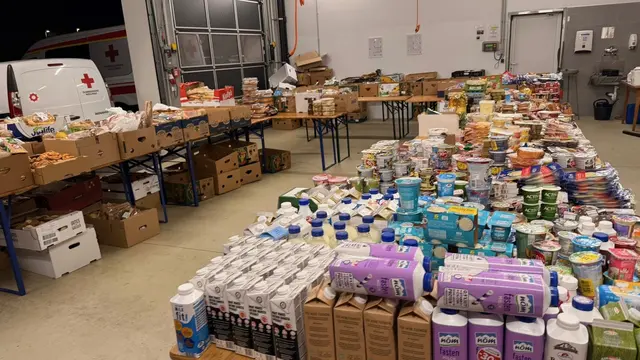 Für die Lebensmittelausgabe werden die gespendeten Waren von den Ehrenamtlichen auf Tischen zur Abholung hergerichtet. | Foto: Rotes Kreuz Wolfsberg