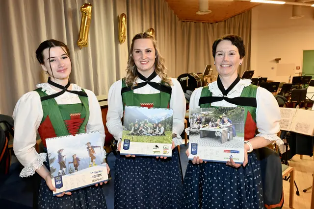 Der Jubiläumskalender wurde präsentiert - darin enthalten sind nicht nur Bilder von feschen Damen, sondern auch von schneidigen Burschen ... | Foto: Hassl
