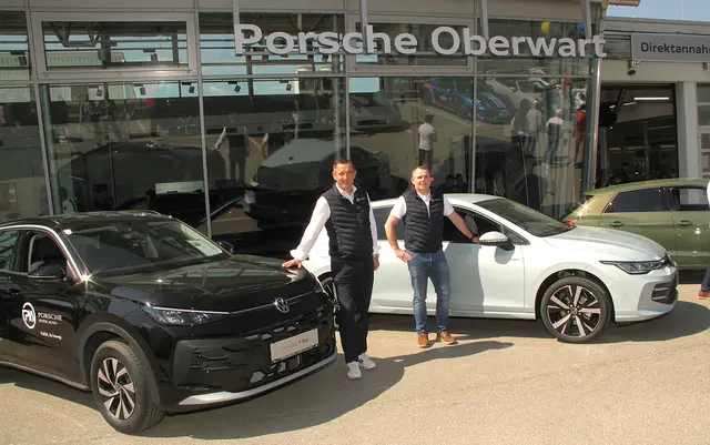 Andreas Stangl und Betriebsleiter Hannes Cividino konnten zahlreiche Besucherinnen und Besucher beim Autofrühling 2026 im Autohaus Porsche in Oberwart begrüßen.  | Foto: Peter Seper
