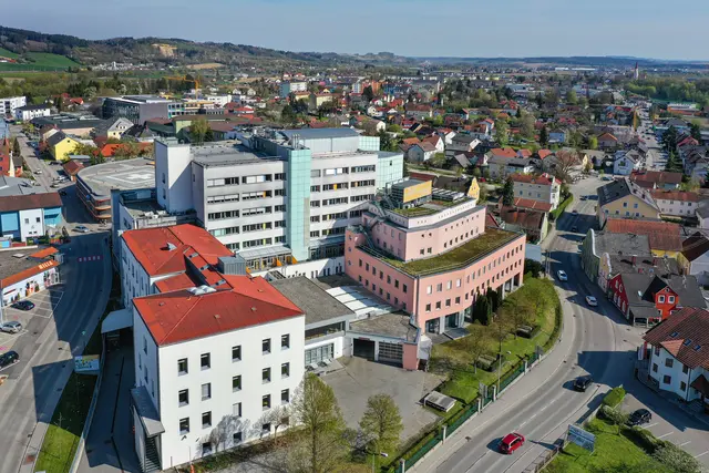 Die 84-Jährige wurde mit Verletzungen unbestimmten Grades in das Klinikum Schärding eingeliefert. | Foto: OÖG