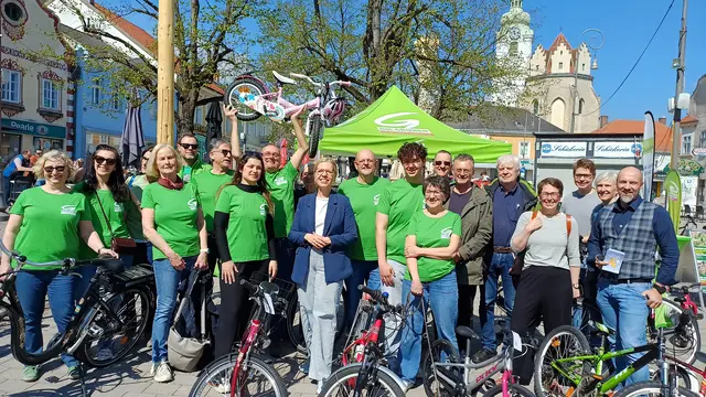 Leonore Gewessler besuchte die Neunkirchner Radbörse