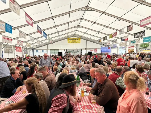 Gute Laune und volle Tische prägten das Festgelände in Ober-Grafendorf. | Foto: Jana Zuser