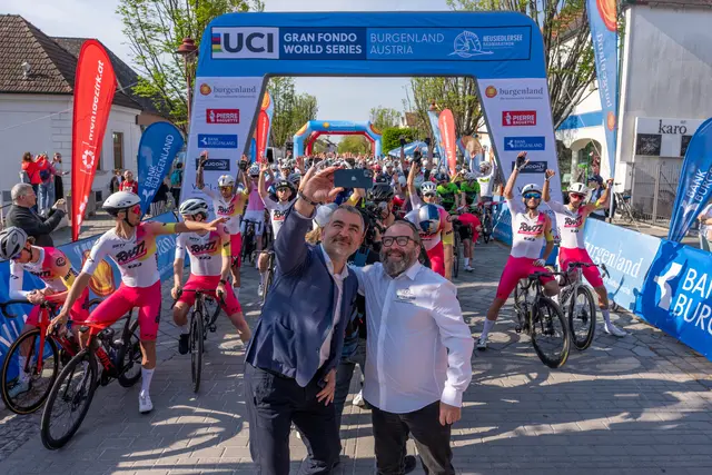 LR Heinrich Dorner und OK Chef Hannes Hessenberger, beim Startselfie sichtlich begeistert über die Rekordteilnahme. | Foto: Christian Krutis/MeinBezirk