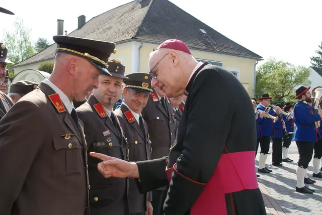 Volksnah und interessiert: Bischof  Ägidius Zsifkovics. | Foto: Anna Maria Kaufmann
