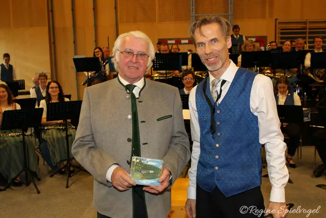 Förderer und Freund des Musikvereins BGM a.D. Johann Novomestsky mit Kapellmeister Wolfgang Jakesch. 