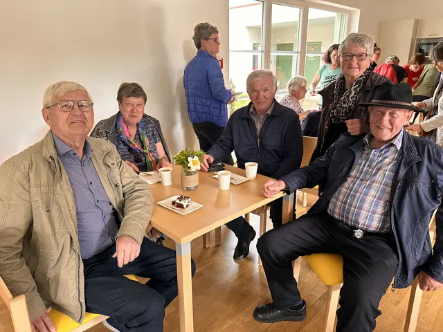 Im Anschluss gab es einige nette Gespräche, Kaffee und Kuchen. | Foto: Lisa Stöckl