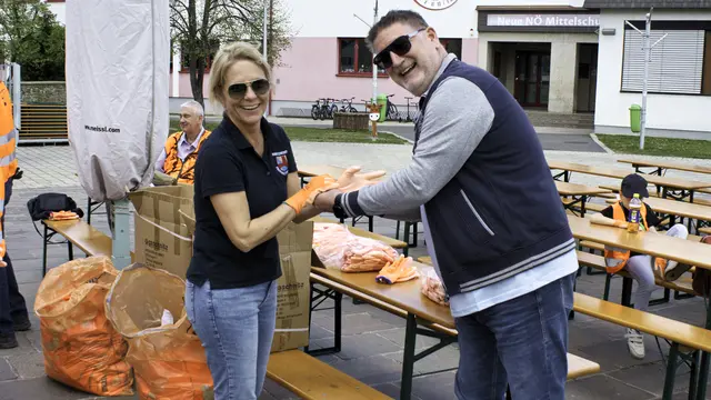 VzBgm Berndt Gössinger hilft Fr. Bgm. Natascha Matousek bei der Adjustierung | Foto: Markus Achleitner