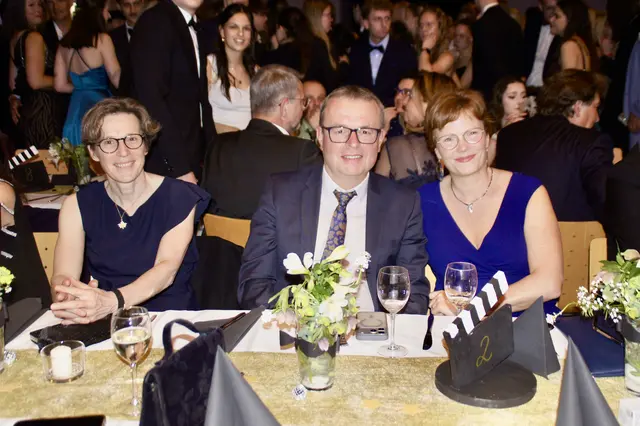 Andreas Prinz (HTL-Direktor) in der Mitte, rechts seine Frau | Foto: sg
