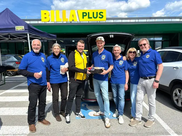 Übergabe der Spenden an den Vertreter des Hilfswerks. | Foto: Josef Wind