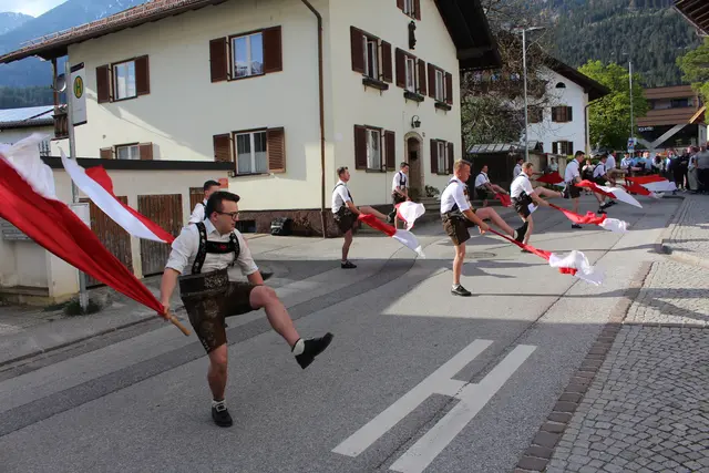 Die Abamer Jungbauern beim Fahnenschwingen.