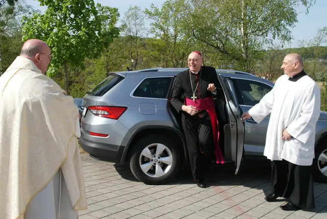 Bischof Ägidius Zsifkovics trifft am Kirchenhügel ein. | Foto: Anna Maria Kaufmann