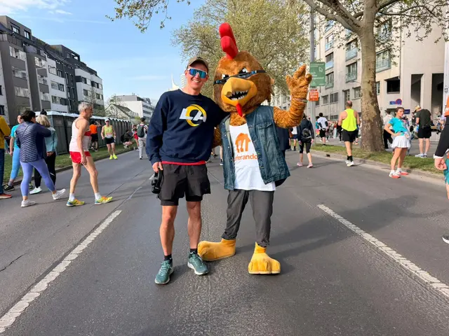 "MeinBezirk"-Redakteur Bernd Dorner holte sich noch ganz besondere Glückwünsche ab. | Foto: Timo Nowak