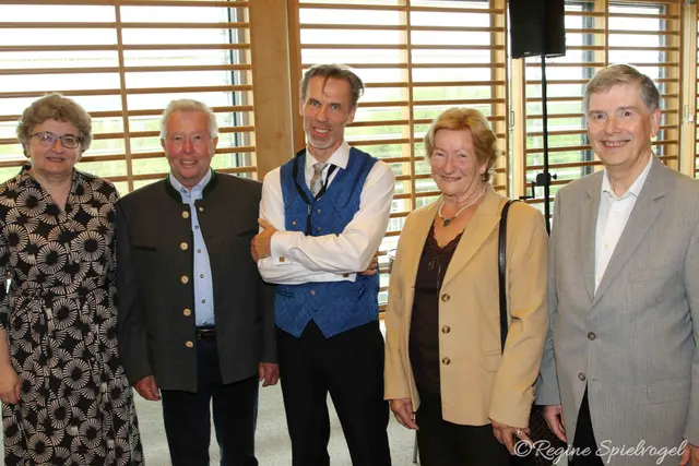 Dir. Rosina Neuhold, Johann Jurica, Kapellmeister Wolfgang Jakesch, Heidemarie Jurica und Franz Raith, ehemals Direktor des Norbertinums.