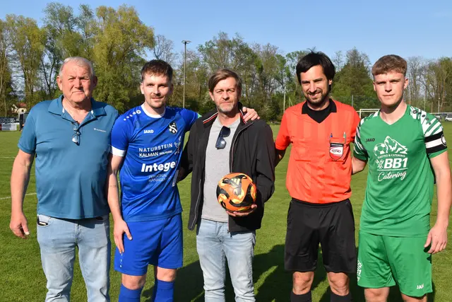 Spielpatronanz: Ewald Schranz (Kassier), Benjamin Bogad (Kapitän Jabing), Hannes Oswald (Konstruktiva Bau), Schiedsrichter Klemens Windisch, Jan Waldl (Kapitän Wolfau) | Foto: MeinBezirk/Michael Strini