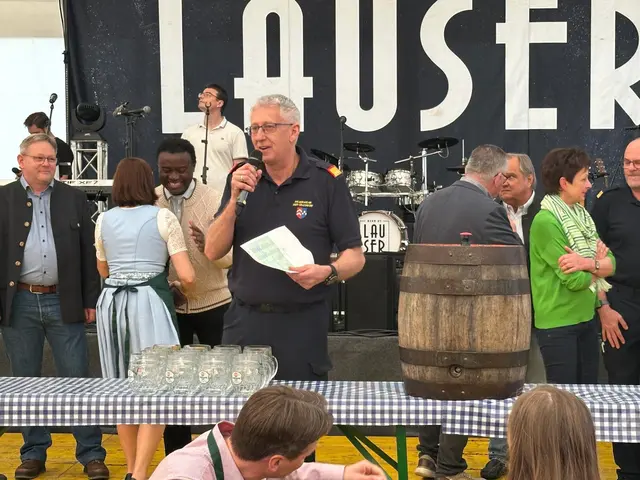 Feuerwehrkommandant Karl Lechner bei der Eröffnungsrede zum Festauftakt. | Foto: Jana Zuser