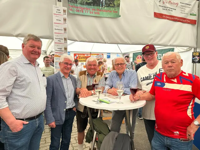 Viele Besucher standen rund um die Schank und kamen ins Gespräch. | Foto: Jana Zuser