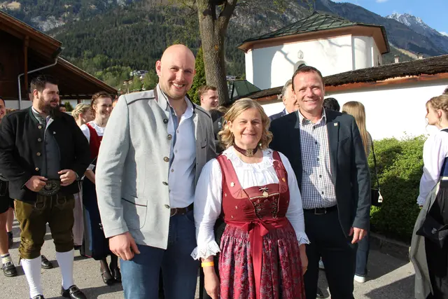 Ortsbauernobmann Romed Plank, Bezirksbäuerin Karoline Schapfl und Bgm.Stv. Romed Giner.
