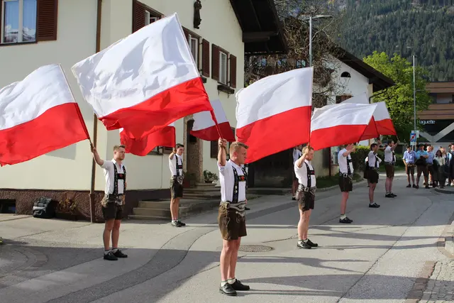 Die Abamer Jungbauern beim Fahnenschwingen.