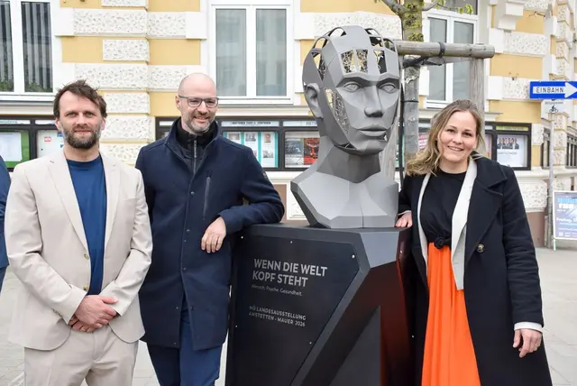 Die Designer von Project Thor, Lukas Friedl und Sandra Friedl-Brenner, mit Thomas Gruber (Mitte) von der Firma Trivion (3D-Druck) nach der Enthüllung des titanfarbigen Kunststoff-Kopfes. | Foto: Stadtgemeinde Amstetten