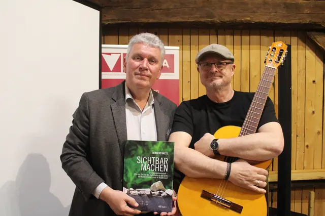 Zusammen mit der musikalischen Begleitung von Max Prenner (rechts) präsentiert Brettl sein neuestes Buch "Das Lager Lackenbach".