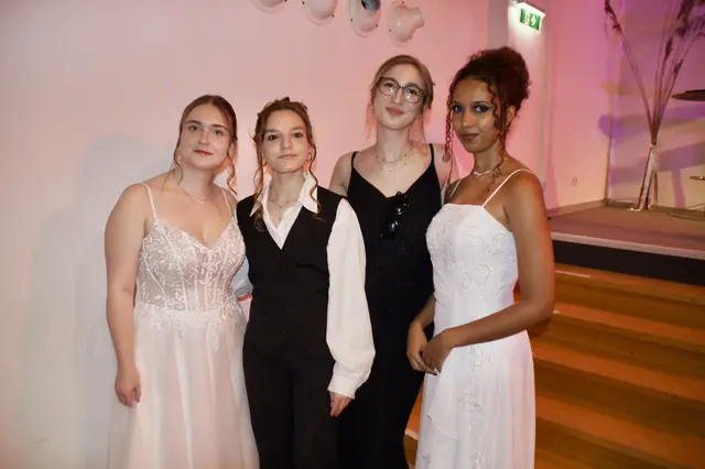 Nina Lager, Michelle Kargl, Martina Grohsman und Ronja Hebart (alle 5 HLM) nach dem Eintanzen | Foto: sg