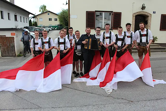 Abordnung der Abamer Jungbauern zum Fahnenschwingen.