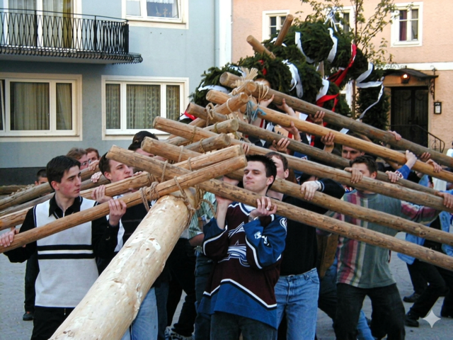 30. April: Erstmals Kindermaibaum und Maibaum-Bank -Versteigerung in Waldneukirchen