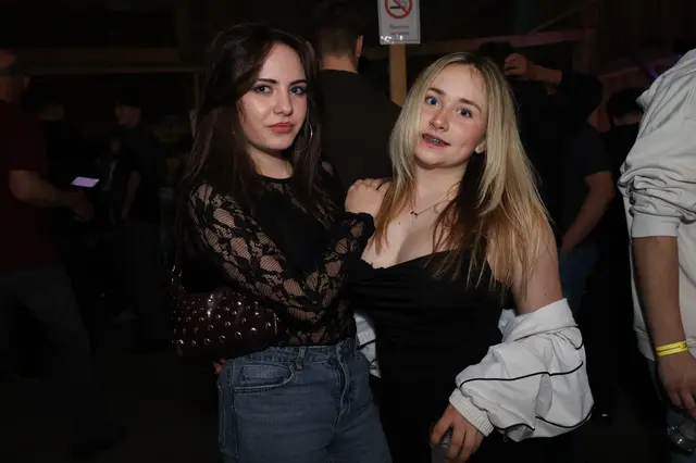 Lena und Ella  freuen sich auf einen super Abend. | Foto: Markus Bäumler/zema-medien.de