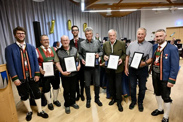 Tolle Geste: Die Ehrenmitglieder spendierten der Musikkapelle zum Jubiläum das Auftragswerk. | Foto: Hassl